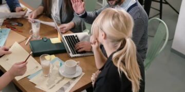 ΔΥΠΑ: Ξεκινά το πρόγραμμα για άνεργες μητέρες συνολικού ύψους 100 εκατ. ευρώ – Μέσω gov.gr οι αιτήσεις