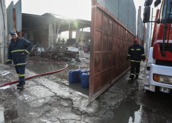 Mενίδι: Βελτιωμένη η εικόνα της φωτιάς στο εργοστάσιο πλαστικών - Ζημιές και σε παρακείμενα κτήρια - ertnews.gr