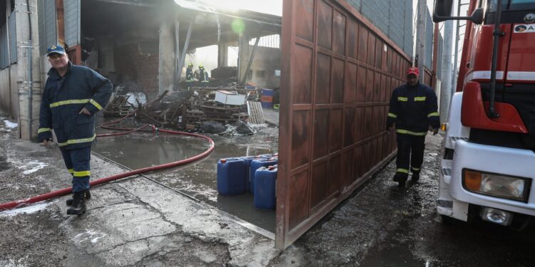 Mενίδι: Βελτιωμένη η εικόνα της φωτιάς στο εργοστάσιο πλαστικών - Ζημιές και σε παρακείμενα κτήρια - ertnews.gr