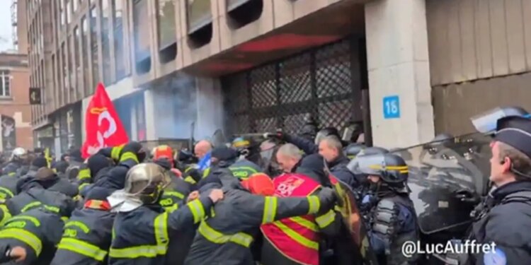 «Φωτιά» στους δρόμους της Λιλ και επεισόδια από διαμαρτυρόμενους πυροσβέστες