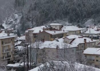 Σε εξέλιξη η ψυχρή εισβολή με ραγδαία πτώση της θερμοκρασίας: Μαγευτικά χιονισμένα τοπία αλλά και προβλήματα – Πού θα χιονίσει τις επόμενες ώρες