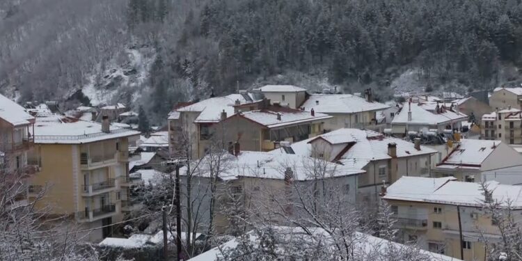 Σε εξέλιξη η ψυχρή εισβολή με ραγδαία πτώση της θερμοκρασίας: Μαγευτικά χιονισμένα τοπία αλλά και προβλήματα – Πού θα χιονίσει τις επόμενες ώρες