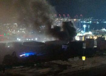 Μεγάλη φωτιά στο Πέραμα – «Κλείστε τα παράθυρα των σπιτιών σας»
