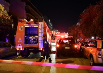 Φωτιά σε διαμέρισμα στο κέντρο της Αθήνας - Απεγκλωβίστηκαν τέσσερα άτομα - ertnews.gr