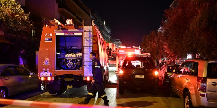 Φωτιά σε διαμέρισμα στο κέντρο της Αθήνας - Απεγκλωβίστηκαν τέσσερα άτομα - ertnews.gr