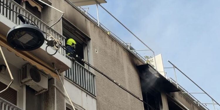 Φωτιά σε διαμέρισμα στην πλατεία Αμερικής – Δεν εγκλωβίστηκαν άτομα
