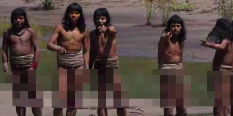 Βίντεο αποτυπώνει για πρώτη φορά μέλη φυλής που ζουν στον Αμαζόνιο: «Σκεφτόμουν από που θα έρθει το βέλος» λέει περιβαλλοντολόγος