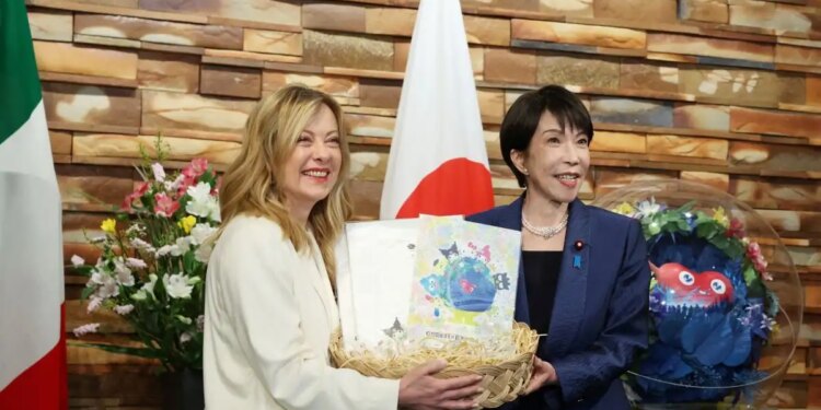 Τα γενέθλια της Τζόρτζια Μελόνι στο Τόκιο: Το «Happy Birthday» από την Σανάε Τακαΐτσι, η Hello Kitty και η anime φωτογραφία που έγινε viral