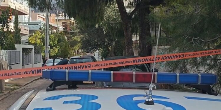 Έγκλημα στη Γλυφάδα: Στον εισαγγελέα οδηγείται σήμερα ο 46χρονος πατροκτόνος – Συγκλονίζουν οι μαρτυρίες των αυτοπτών μαρτύρων
