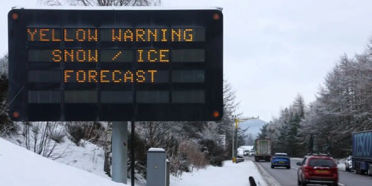 Στο έλεος της κακοκαιρίας «Goretti» Γαλλία, Βρετανία, Γερμανία, Ολλανδία: Στο σκοτάδι χιλιάδες νοικοκυριά, ακυρώσεις πτήσεων