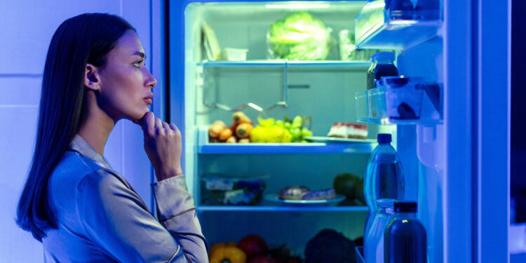 Γιατί οι νυχτερινές λιγούρες δεν είναι έλλειψη αυτοπειθαρχίας – Η ιστορία μιας γυναίκας που δεν μπορούσε να σταματήσει να τρώει τα βράδια και η λύση του προβλήματος