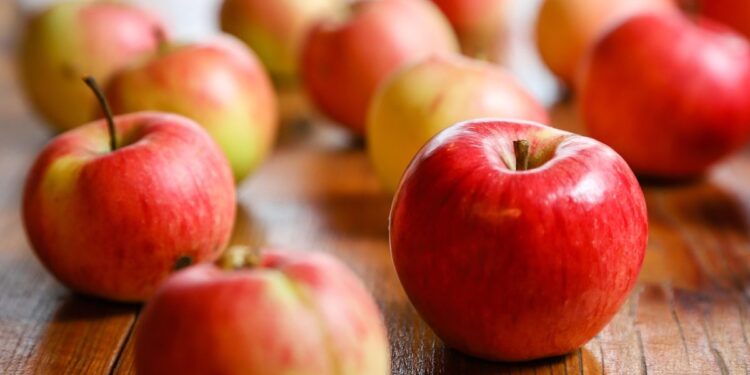 Μύθος ή αλήθεια ότι ένα μήλο την ημέρα τον γιατρό τον κάνει πέρα;