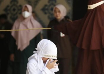 Ινδονησία: Τιμωρία με 140 ραβδισμούς για παράνομο ζευγάρι – Η γυναίκα δεν άντεξε και λιποθύμησε