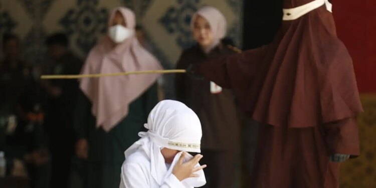 Ινδονησία: Τιμωρία με 140 ραβδισμούς για παράνομο ζευγάρι – Η γυναίκα δεν άντεξε και λιποθύμησε