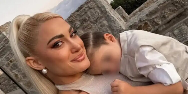 «Έχει γενέθλια ο γιος μου και είναι Αθήνα με τον μπαμπά του» λέει βουρκωμένη