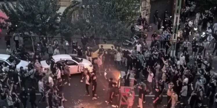 Το Ιράν στις φλόγες της εξέγερσης: Πόσο πιθανό είναι να πέσει το καθεστώς