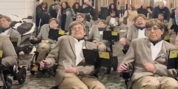 Ισπανία: Καλλιτέχνες ντύθηκαν Στίβεν Χόκινγκ και έκαναν παρέλαση με αναπηρικά αμαξίδια