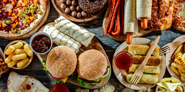 Η κυβέρνηση Τραμπ κηρύσσει «πόλεμο» στα υπερεπεξεργασμένα τρόφιμα – «Να κάνουμε την Αμερική ξανά υγιή»