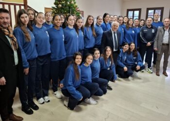 Οι αθλήτριες της Εθνικής γυναικών Κ18 είπαν τα κάλαντα στο Δημαρχείο Κόνιτσας - www.ertsports.gr