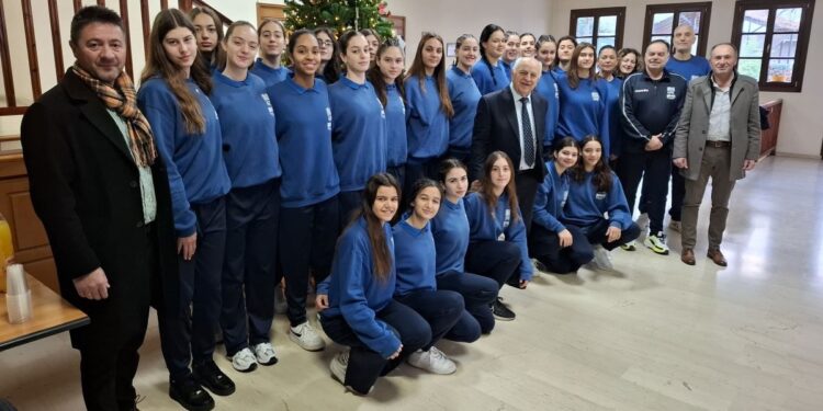 Οι αθλήτριες της Εθνικής γυναικών Κ18 είπαν τα κάλαντα στο Δημαρχείο Κόνιτσας - www.ertsports.gr