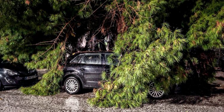 Δύο νεκρούς και σοβαρά προβλήματα άφησε πίσω της η κακοκαιρία που έπληξε τη χώρα - Το ΕΡΤnews σε όλα τα κρίσιμα σημεία - ertnews.gr