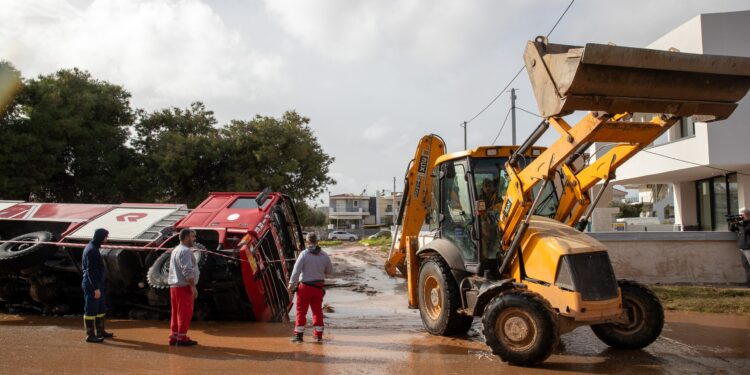 Οι επιπτώσεις της κακοκαιρίας τροφοδότησαν την πολιτική αντιπαράθεση - ertnews.gr