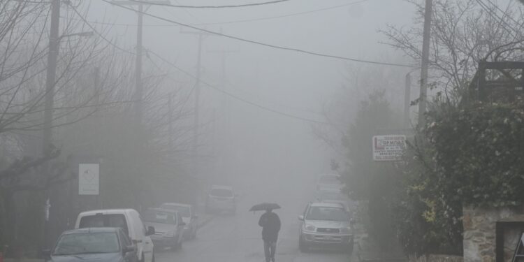 «Καθίστε αμέσως στο έδαφος χωρίς να ξαπλώσετε»: Νέες οδηγίες από την Πολιτική Προστασία για την κακοκαιρία - ertnews.gr