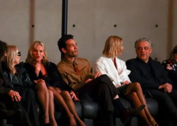 Η Κέιτ Μος στο Παρίσι με σέξι δερμάτινη φούστα και μαύρο lingerie