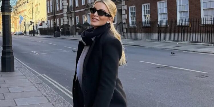 Νέες φωτογραφίες από το ταξίδι της με τον Παναγιώτη Κουτσουμπή στο χιονισμένο Λονδίνο