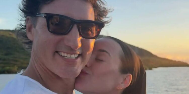 Το πρώτο δημόσιο φιλί της Κέιτι Πέρι στον Τζάστιν Τριντό με φόντο το ηλιοβασίλεμα