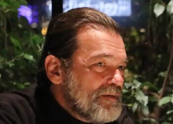 Δεν υπάρχει παιδί που να μην του λείπει η αγκαλιά της μάνας του