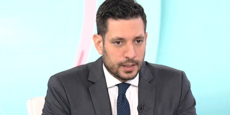 Κυρανάκης στο ΕΡΤnews: Ο Λυμπερόπουλος λέει ψέματα για να υπάρχει στη δημοσιότητα – Η υποχρέωση μηδενικών ρύπων αφορά λιγότερο από το 1% των ταξί