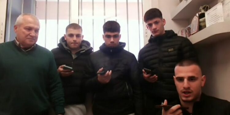 Μαθητές από το ΓΕΛ Μαραθώνα έσωσαν δύο ηλικιωμένους από φλεγόμενο διαμέρισμα – Τι δήλωσαν στο ΕΡΤnews