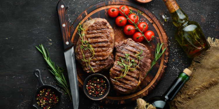 Αν θέλετε να φτάσετε τα 100, μην βγάζετε το κρέας από τη διατροφή σας, υποστηρίζει νέα έρευνα