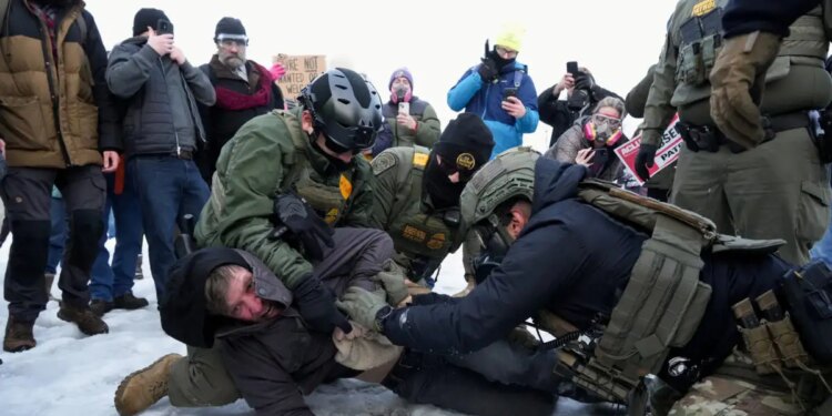 Μινεάπολη: Βίαιες συγκρούσεις μεταξύ αστυνομίας και διαδηλωτών για την δολοφονία της 37χρονης από πράκτορα της ICE