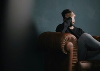 «Η ευαλωτότητα είναι ντροπή»: 8 λόγοι που οι άνδρες δεν κάνουν ψυχοθεραπεία - Και γιατί θα έπρεπε