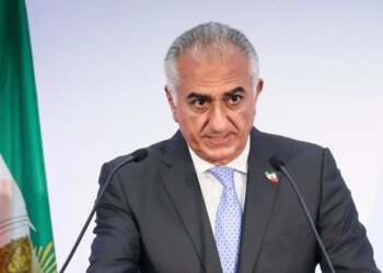 Ρεζά Παχλαβί: Ποιος είναι ο εξόριστος γιος του τελευταίου Σάχη του Ιράν που καλεί σε εξέγερση