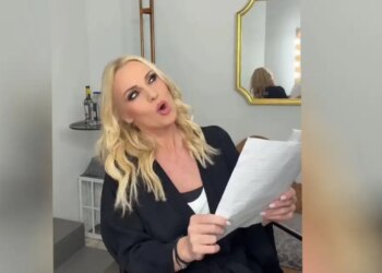 Η Πέγκυ Ζήνα «μεταμορφώθηκε» σε Αμαλία από το «Παρά Πέντε» και τραγούδησε το «Ματώνω»