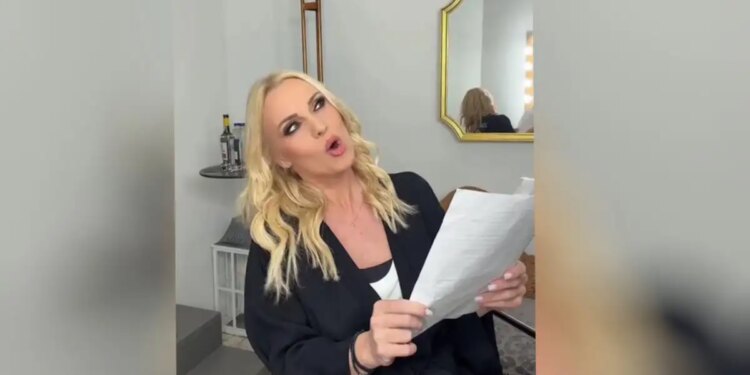 Η Πέγκυ Ζήνα «μεταμορφώθηκε» σε Αμαλία από το «Παρά Πέντε» και τραγούδησε το «Ματώνω»