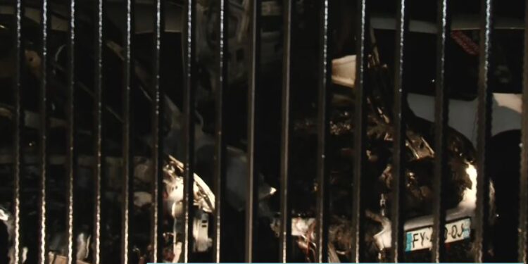 Θεσσαλονίκη: Πυρκαγιά σε μάντρα αυτοκινήτων – Ζημιές σε δύο οχήματα