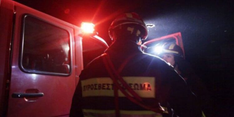 Βέροια: Ανασύρθηκε χωρίς τις αισθήσεις της ηλικιωμένη γυναίκα κατά τη διάρκεια πυρκαγιάς σε μονοκατοικία