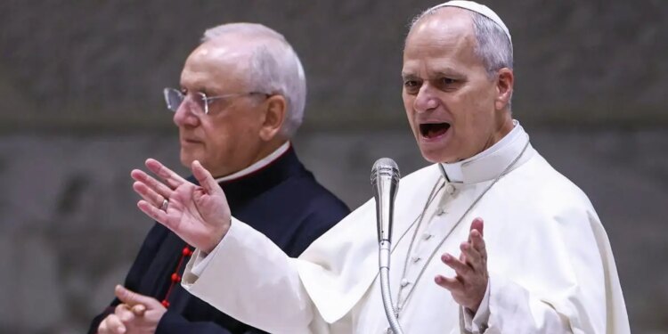 Ο πάπας Λέων συγκαλεί τους 245 καρδιναλίους διαχωρίζοντας τη «θέση» του από τον Φραγκίσκο