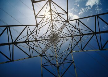 ΕΕ: Κάτω από το μέσο ευρωπαϊκό όρο η τιμή του ρεύματος στην Ελλάδα – Nέα ρεκόρ για τα ηλεκτρικά οχήματα και την παραγωγή ηλιακής ενέργειας στην Ευρώπη