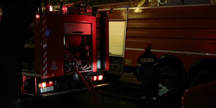 Φωτιά σε κατάστημα στη Νέα Σμύρνη – Καταστράφηκε ολοσχερώς