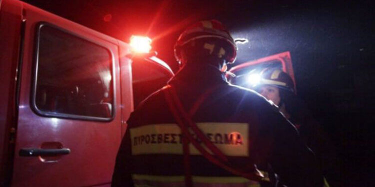 Θεσσαλονίκη: Στις φλόγες τυλίχθηκε αποθήκη κουφωμάτων στη Νέα Μαγνησία