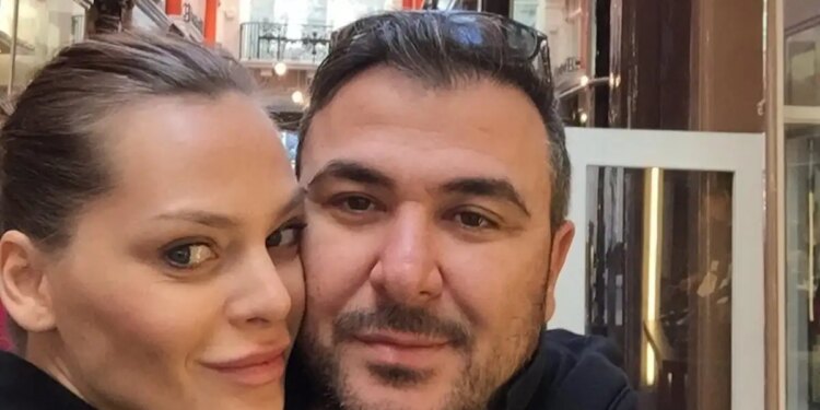 Η τρυφερή φωτογραφία που ανέβασε η σύζυγός του, Υβόννη Μπόσνιακ, για να του ευχηθεί για την γιορτή του