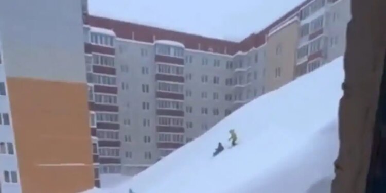 Ρωσία: Θάφτηκε κάτω από το χιόνι η Καμτσάτκα - Κάτοικοι κάνουν τσουλήθρα και πηδούν από παράθυρα 7ου ορόφου