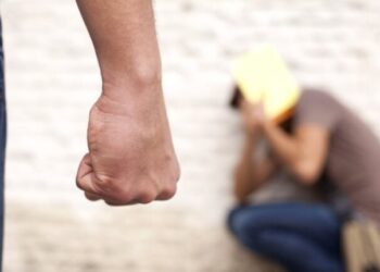 Ελευσίνα: Με σπασμένο χέρι μαθητής Δημοτικού που τον έσπρωξαν συμμαθητές του
