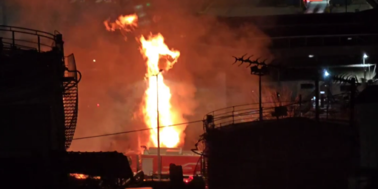 Σε εξέλιξη η πυρκαγιά στο Πέραμα – Πού γίνονται εκτροπές της κυκλοφορίας