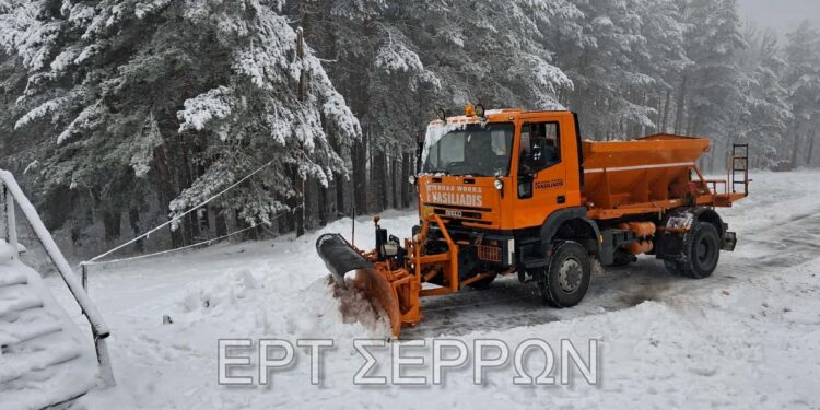 Επέλαση του χιονιά στις Σέρρες – Εκχιονιστικά μηχανήματα από το πρωί στους δρόμους